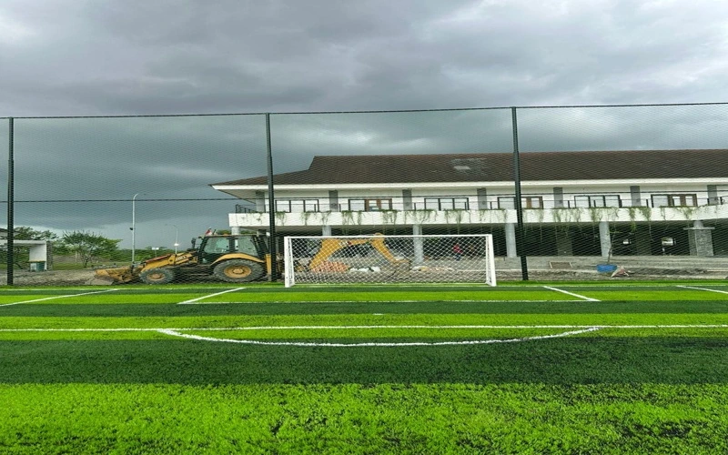 Proses persiapan subbase gravel lapangan rumput sintetis