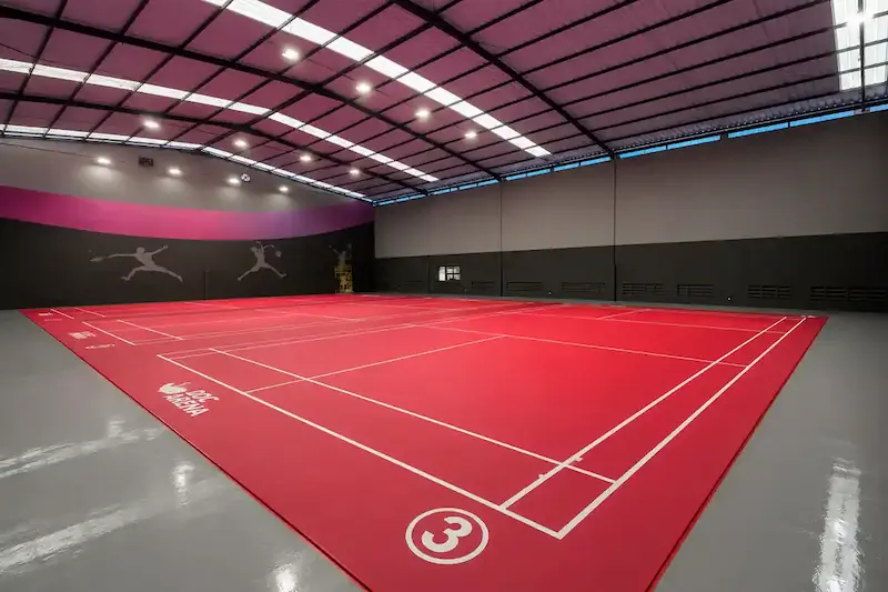 Lapangan badminton dengan vinyl standar BWF hasil pengerjaan Kawan Sport Indonesia
