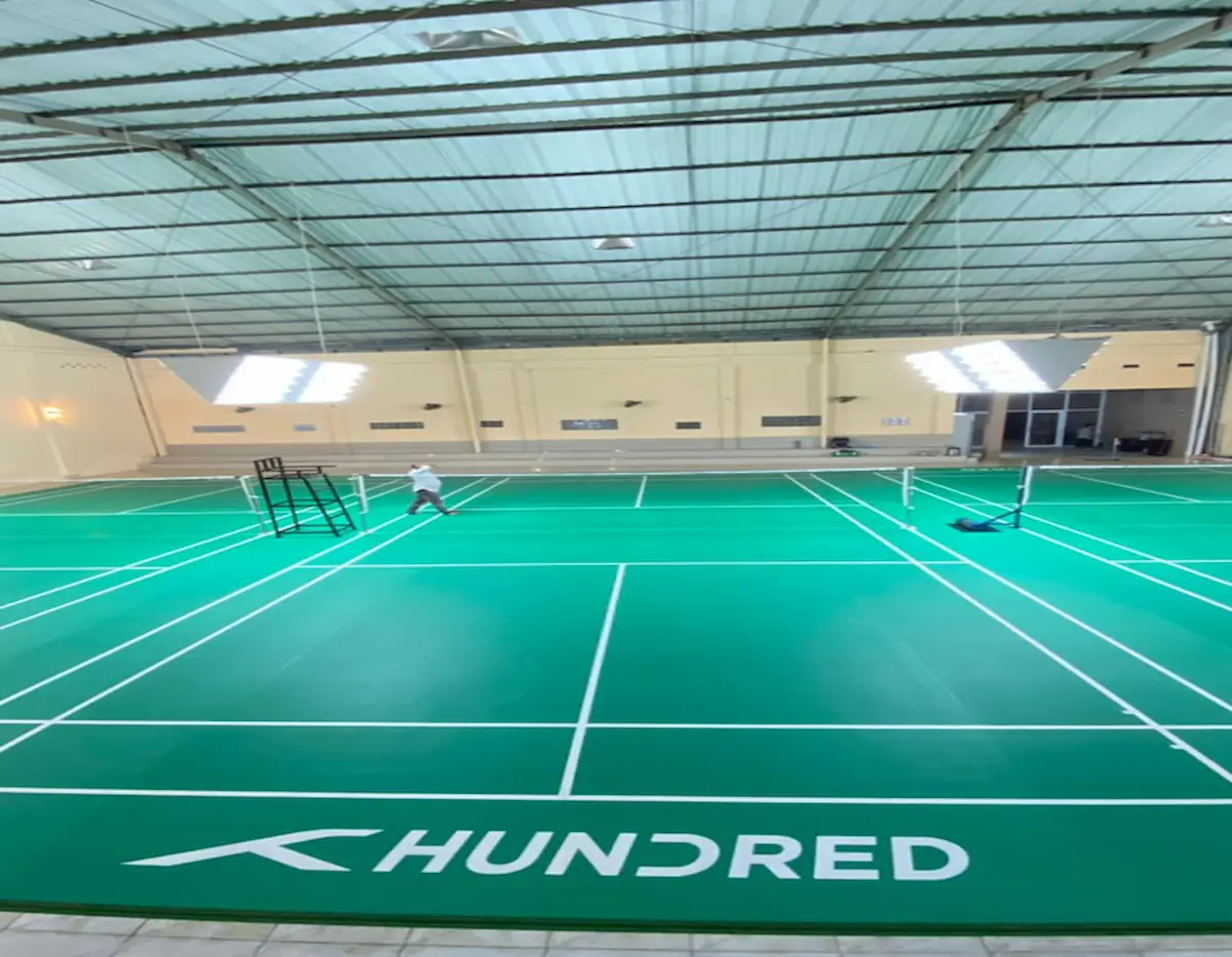 Kontraktor lapangan badminton GOR Anbiyya Sport Maros — 3 lapangan Hundred BWF